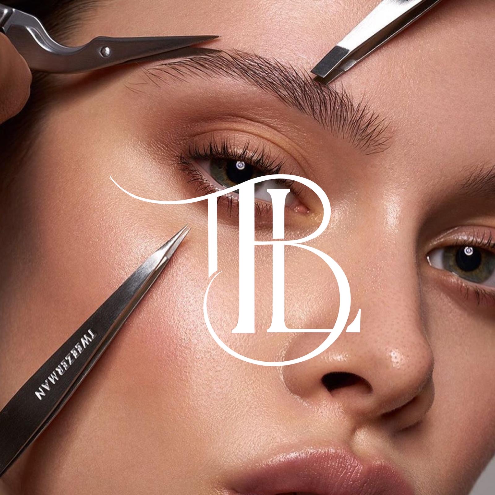 Beauty brand monogram logo op close-up wenkbrauwfoto