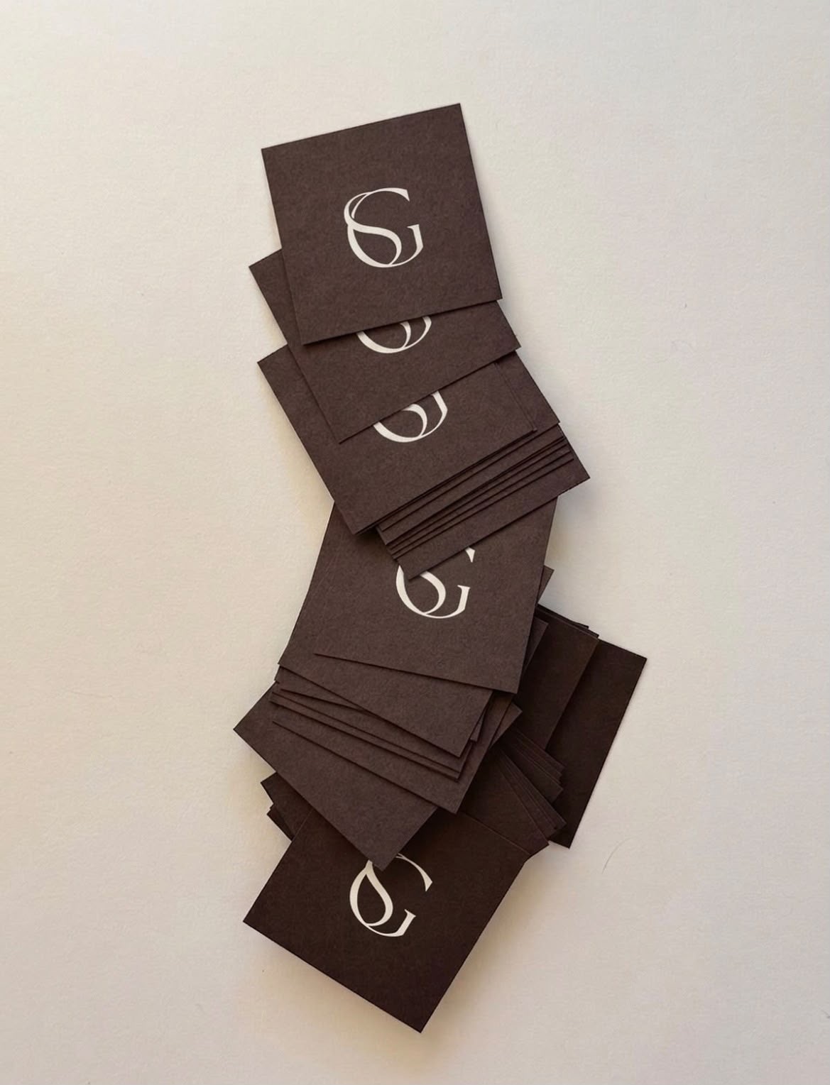 Donkerbruine visitekaartjes met wit monogram