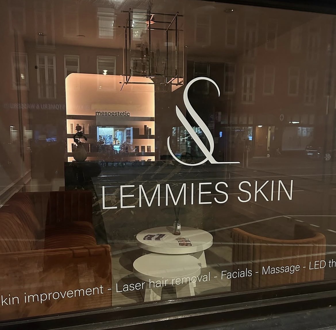 Raambestickering met Lemmies Skin logo en diensten op etalageruit