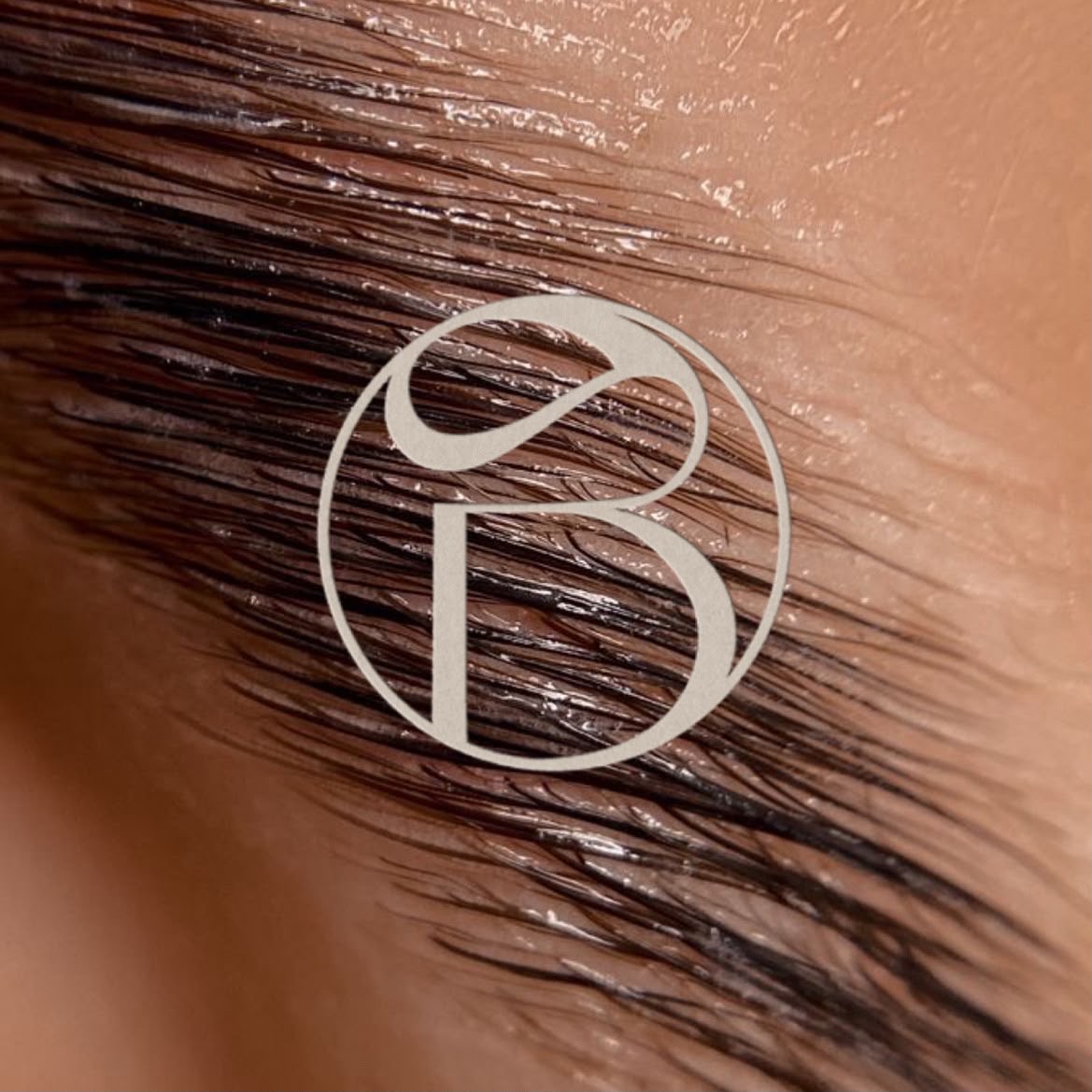 Cirkelvormig monogram voor beautymerk
