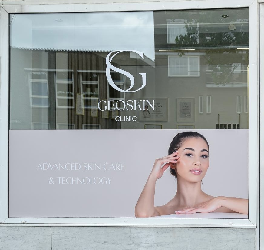 Raambestickering met Geoskin Clinic logo en gevelbanner op etalageruit