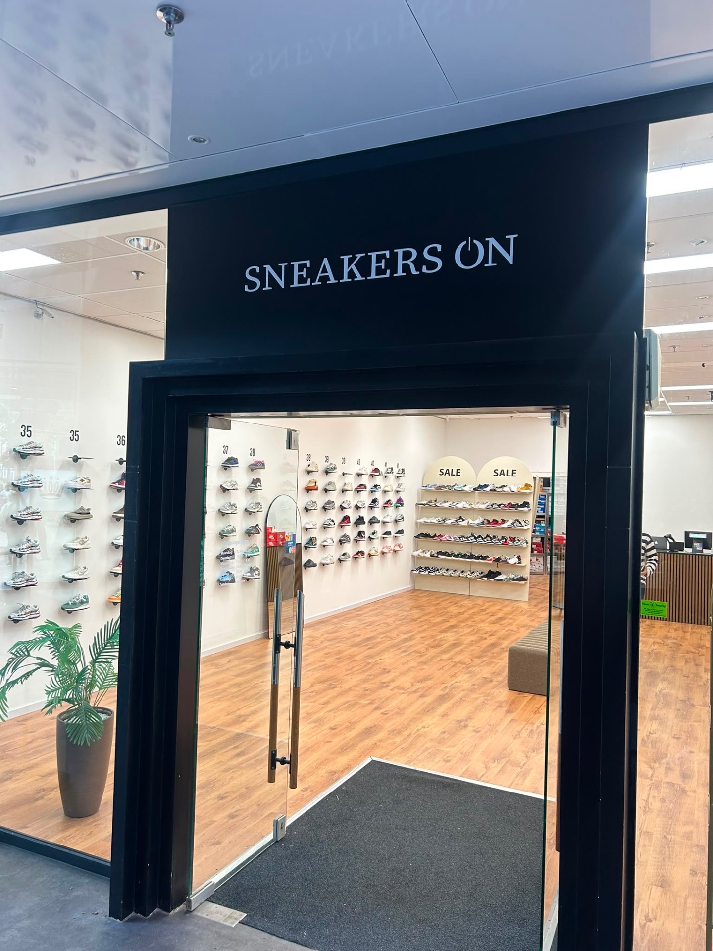 Gevelbelettering met Sneakers On logo boven de winkelentree