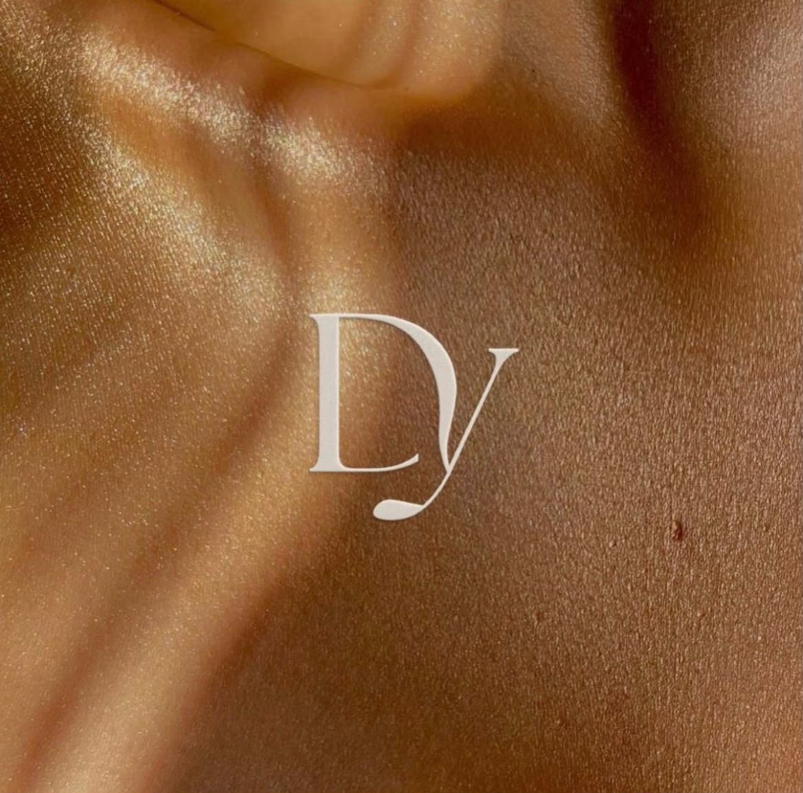 DY monogram op huid