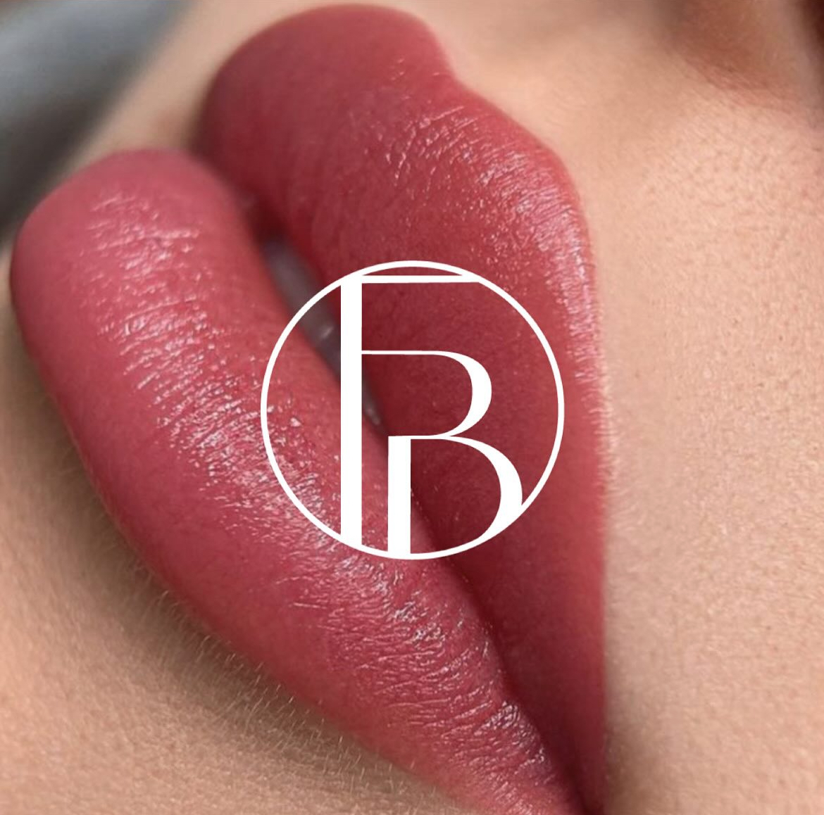 Wit cirkelvormig B-monogram op close-up van lippen