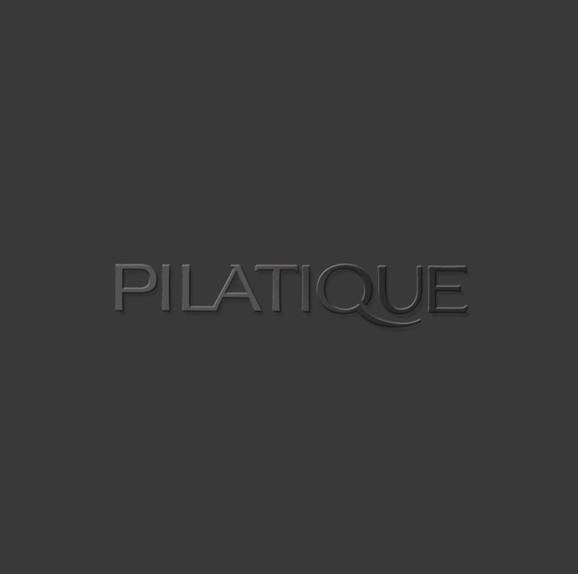 Pilatique woordmerk in reliëf op donkere achtergrond